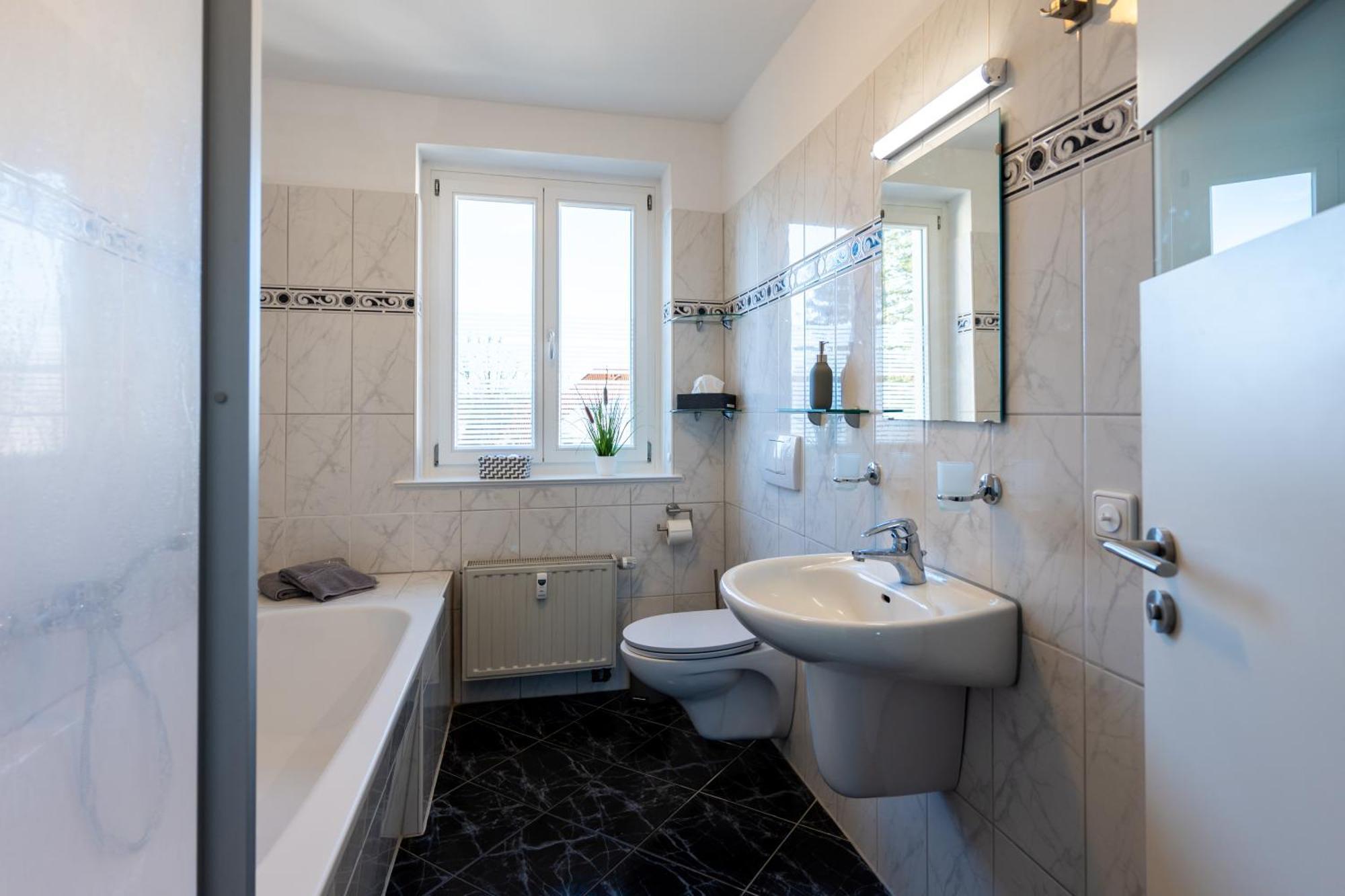 Doppelhaus- Villa Leipzig Schleussig , Moderner Altbau Apartment Dachetage Mit 2 Schlafzimmern Und Separatem Zusatzzimmer , Parkplatz - Balkon - Kamin - Eicheparkett - Arbeitsplatz Esterno foto
