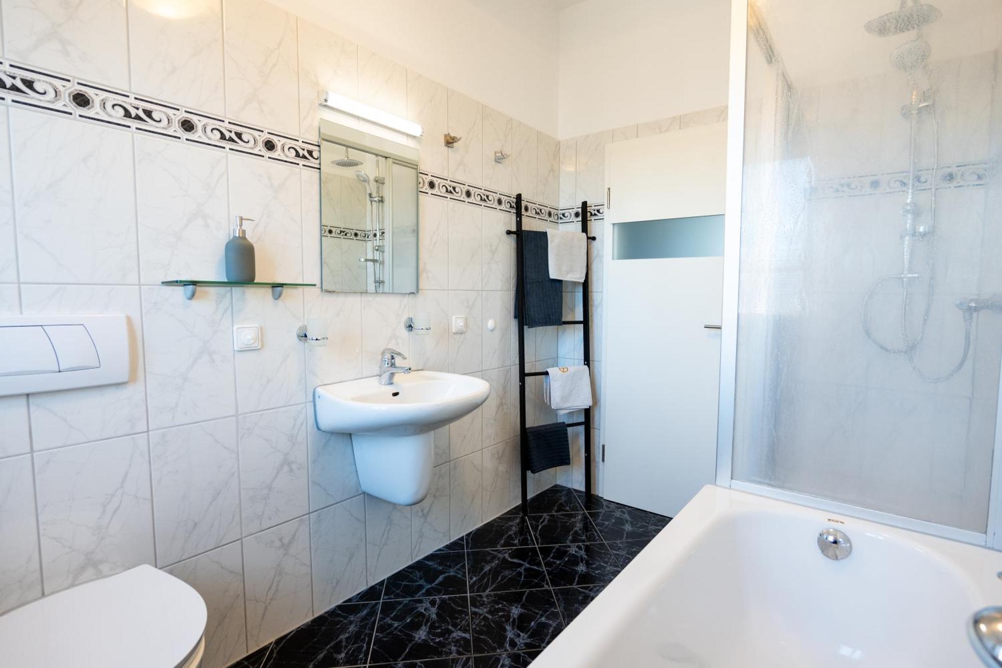 Doppelhaus- Villa Leipzig Schleussig , Moderner Altbau Apartment Dachetage Mit 2 Schlafzimmern Und Separatem Zusatzzimmer , Parkplatz - Balkon - Kamin - Eicheparkett - Arbeitsplatz Esterno foto