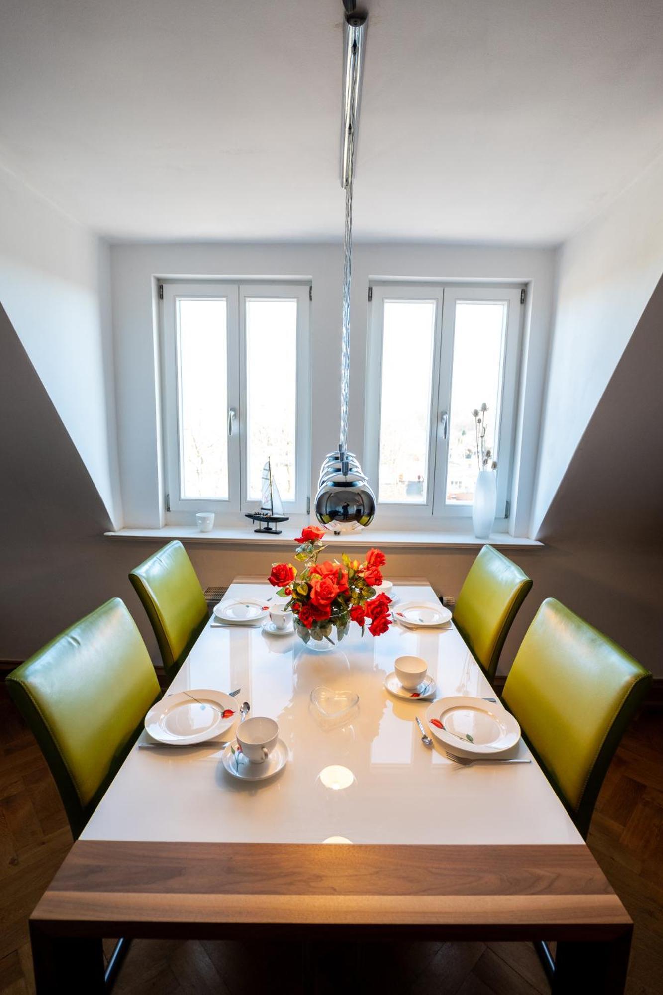 Doppelhaus- Villa Leipzig Schleussig , Moderner Altbau Apartment Dachetage Mit 2 Schlafzimmern Und Separatem Zusatzzimmer , Parkplatz - Balkon - Kamin - Eicheparkett - Arbeitsplatz Esterno foto