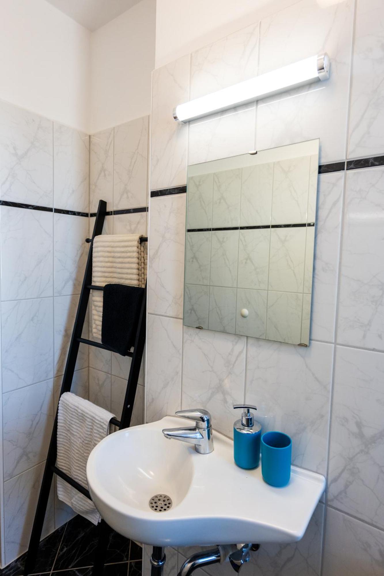 Doppelhaus- Villa Leipzig Schleussig , Moderner Altbau Apartment Dachetage Mit 2 Schlafzimmern Und Separatem Zusatzzimmer , Parkplatz - Balkon - Kamin - Eicheparkett - Arbeitsplatz Esterno foto