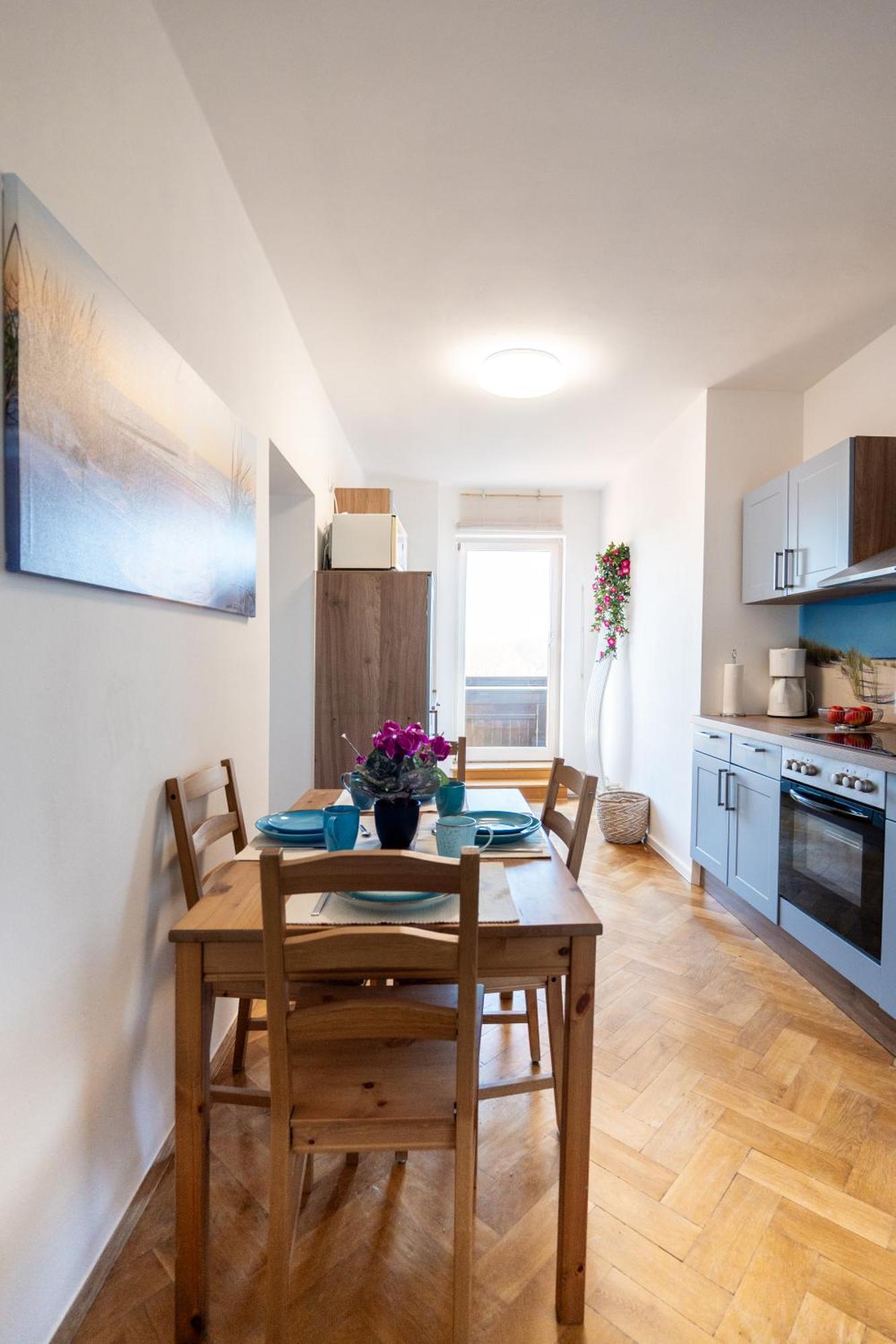 Doppelhaus- Villa Leipzig Schleussig , Moderner Altbau Apartment Dachetage Mit 2 Schlafzimmern Und Separatem Zusatzzimmer , Parkplatz - Balkon - Kamin - Eicheparkett - Arbeitsplatz Esterno foto