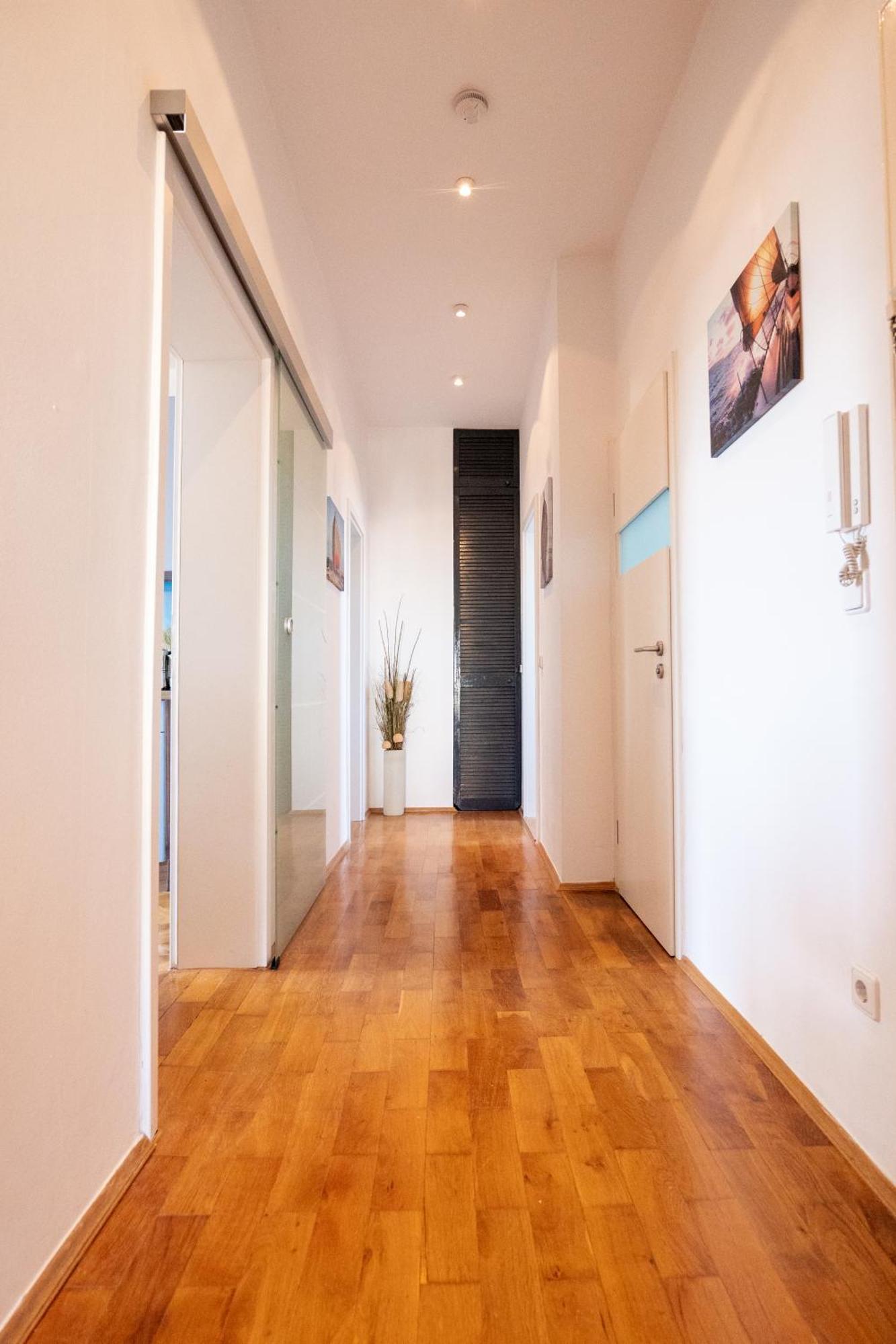 Doppelhaus- Villa Leipzig Schleussig , Moderner Altbau Apartment Dachetage Mit 2 Schlafzimmern Und Separatem Zusatzzimmer , Parkplatz - Balkon - Kamin - Eicheparkett - Arbeitsplatz Esterno foto