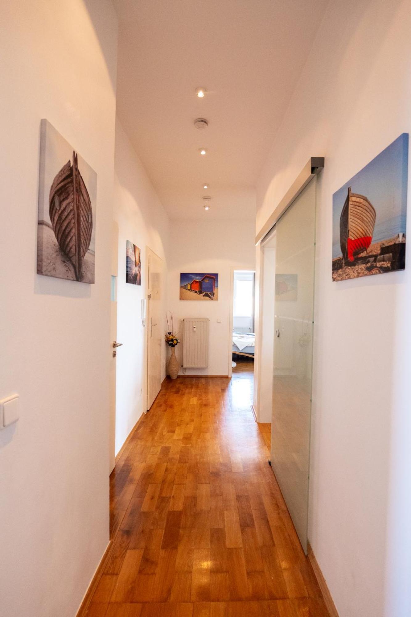 Doppelhaus- Villa Leipzig Schleussig , Moderner Altbau Apartment Dachetage Mit 2 Schlafzimmern Und Separatem Zusatzzimmer , Parkplatz - Balkon - Kamin - Eicheparkett - Arbeitsplatz Esterno foto
