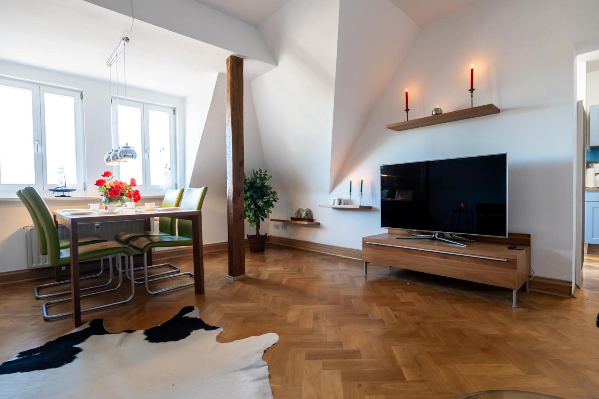 Doppelhaus- Villa Leipzig Schleussig , Moderner Altbau Apartment Dachetage Mit 2 Schlafzimmern Und Separatem Zusatzzimmer , Parkplatz - Balkon - Kamin - Eicheparkett - Arbeitsplatz Esterno foto