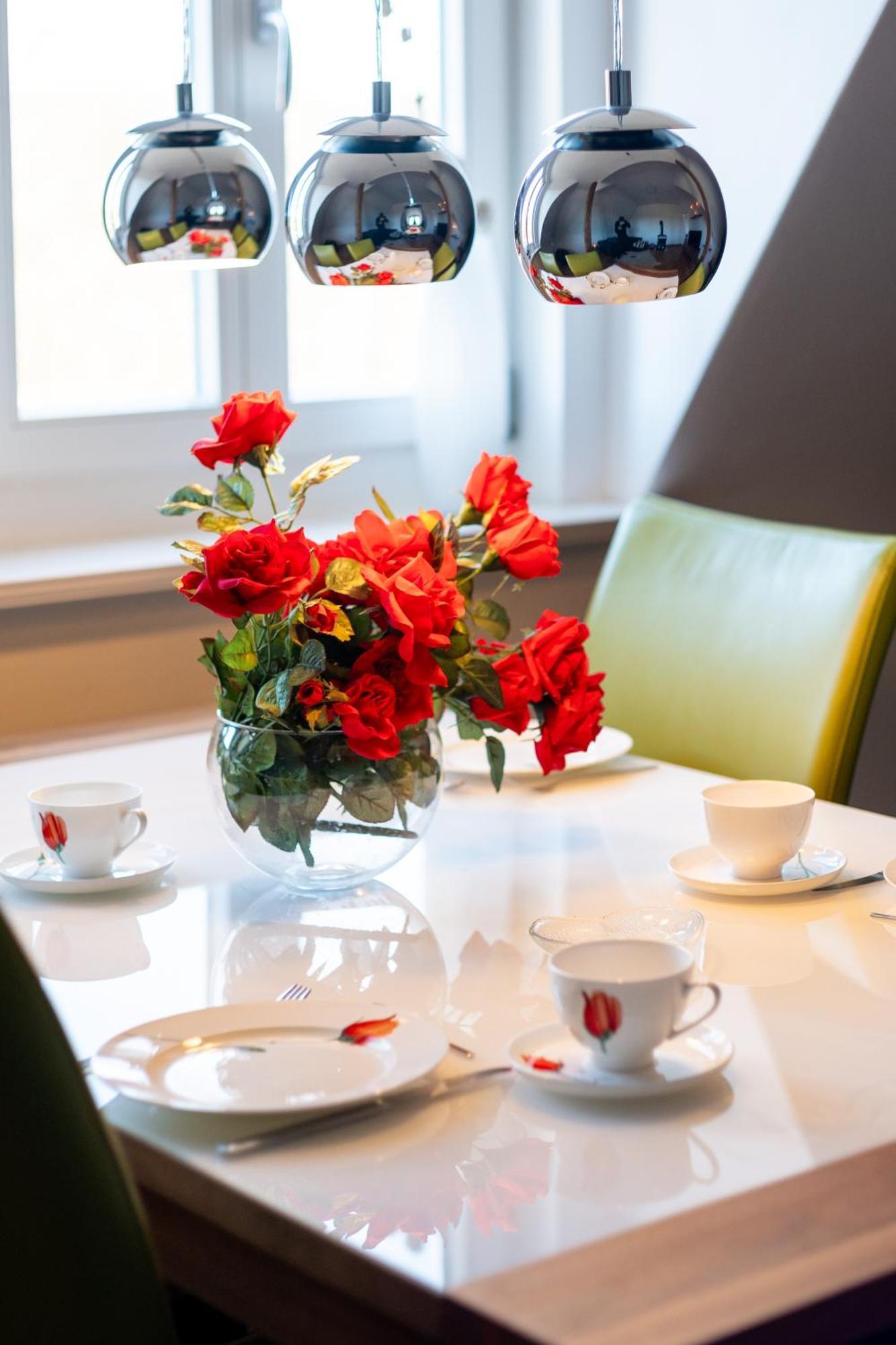 Doppelhaus- Villa Leipzig Schleussig , Moderner Altbau Apartment Dachetage Mit 2 Schlafzimmern Und Separatem Zusatzzimmer , Parkplatz - Balkon - Kamin - Eicheparkett - Arbeitsplatz Esterno foto