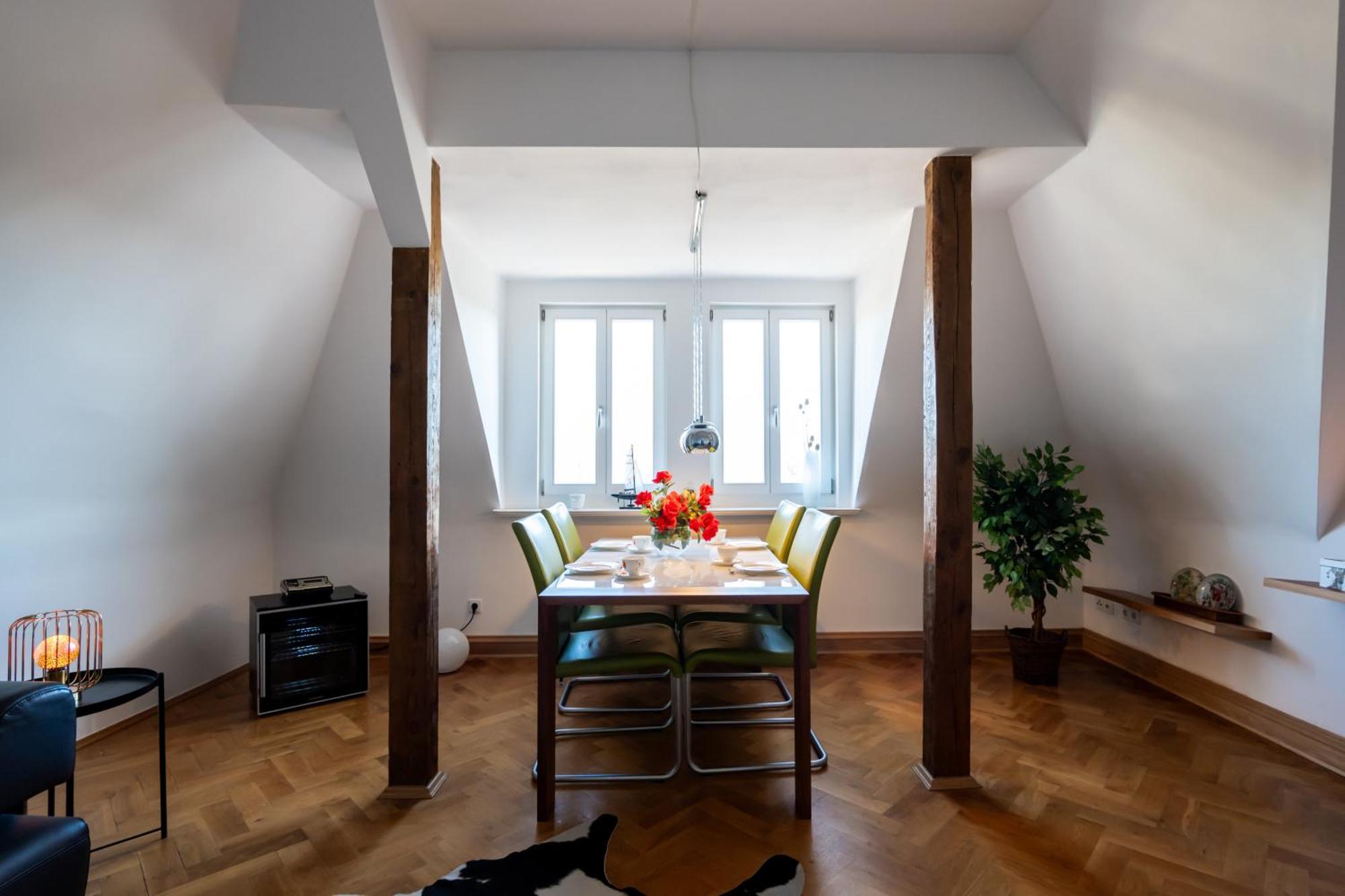 Doppelhaus- Villa Leipzig Schleussig , Moderner Altbau Apartment Dachetage Mit 2 Schlafzimmern Und Separatem Zusatzzimmer , Parkplatz - Balkon - Kamin - Eicheparkett - Arbeitsplatz Esterno foto