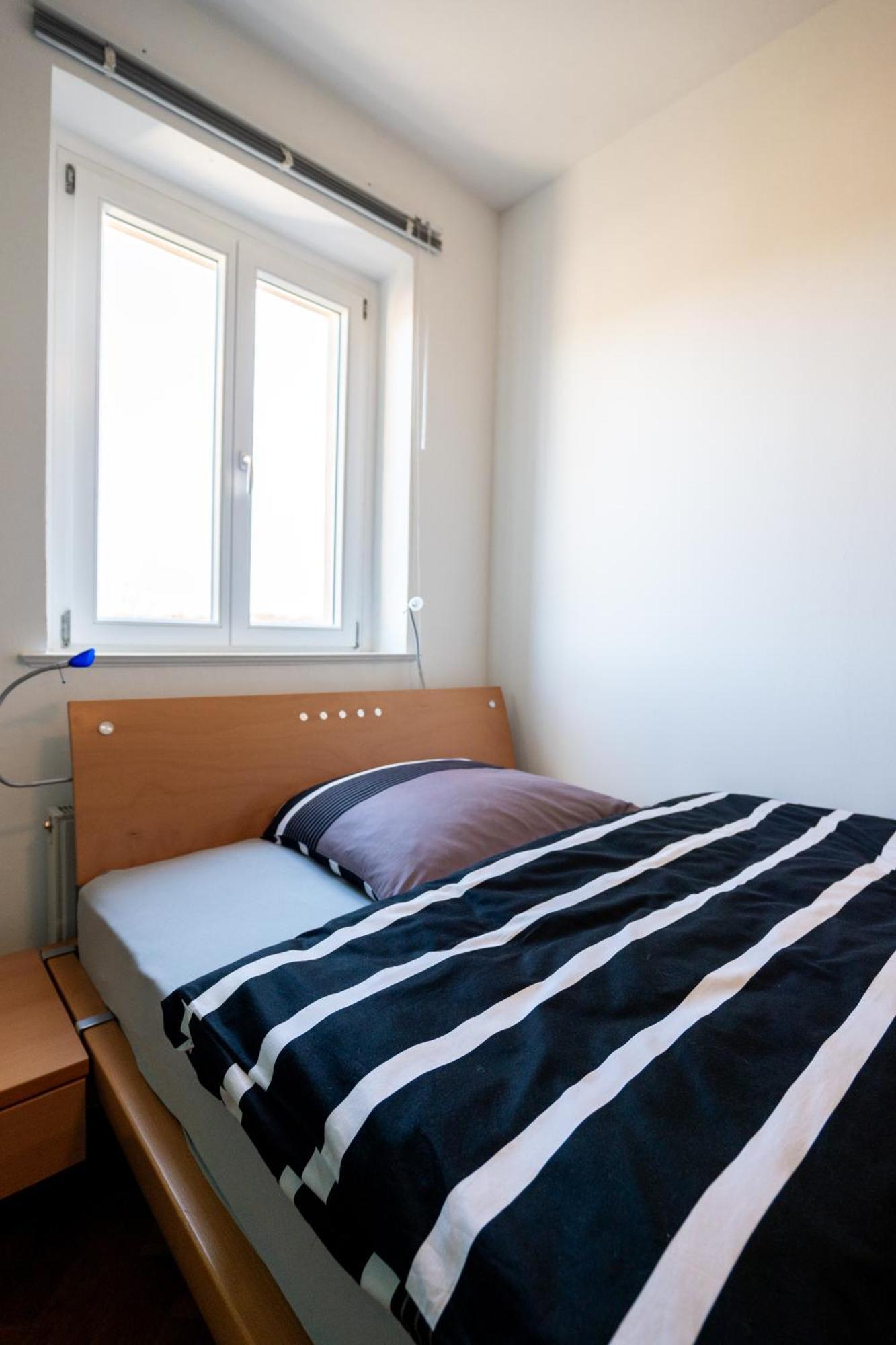 Doppelhaus- Villa Leipzig Schleussig , Moderner Altbau Apartment Dachetage Mit 2 Schlafzimmern Und Separatem Zusatzzimmer , Parkplatz - Balkon - Kamin - Eicheparkett - Arbeitsplatz Esterno foto