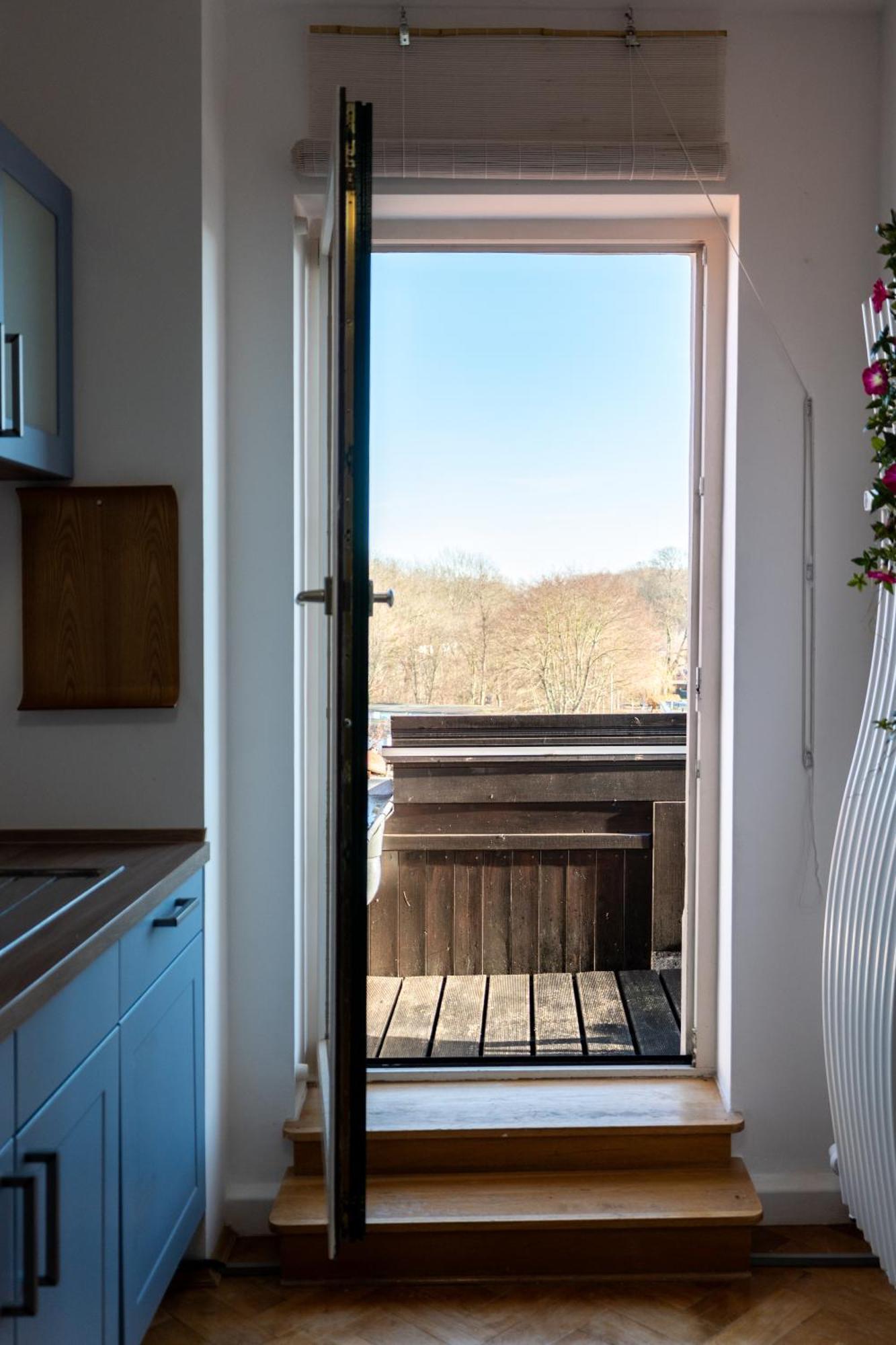 Doppelhaus- Villa Leipzig Schleussig , Moderner Altbau Apartment Dachetage Mit 2 Schlafzimmern Und Separatem Zusatzzimmer , Parkplatz - Balkon - Kamin - Eicheparkett - Arbeitsplatz Esterno foto