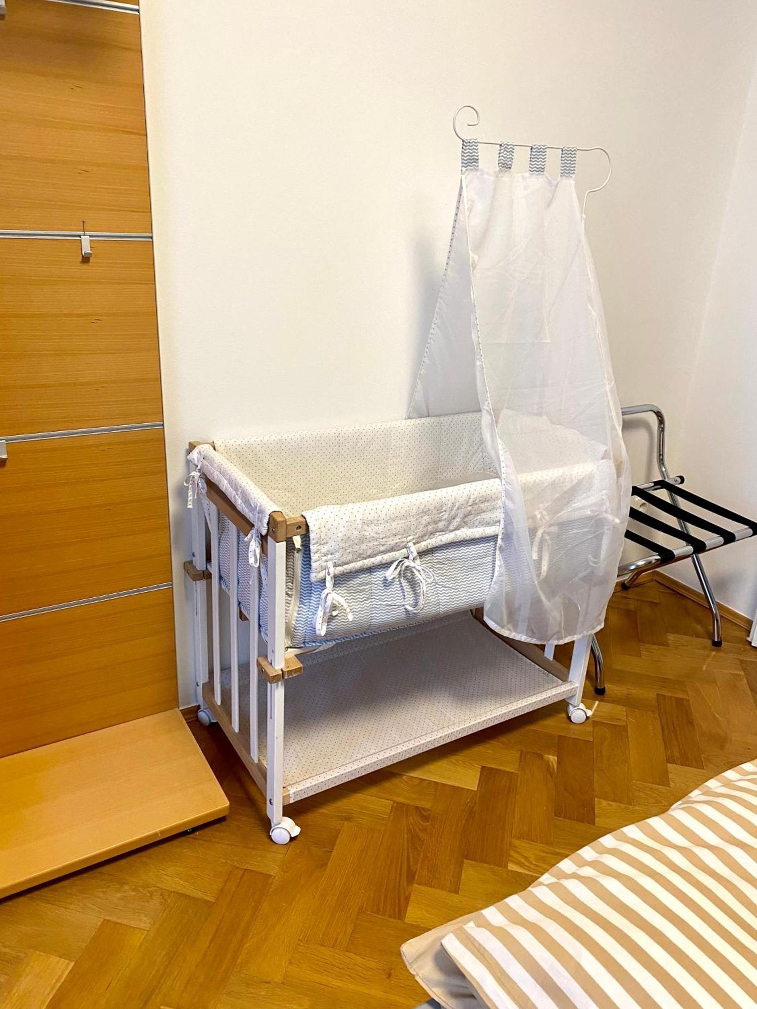 Doppelhaus- Villa Leipzig Schleussig , Moderner Altbau Apartment Dachetage Mit 2 Schlafzimmern Und Separatem Zusatzzimmer , Parkplatz - Balkon - Kamin - Eicheparkett - Arbeitsplatz Esterno foto