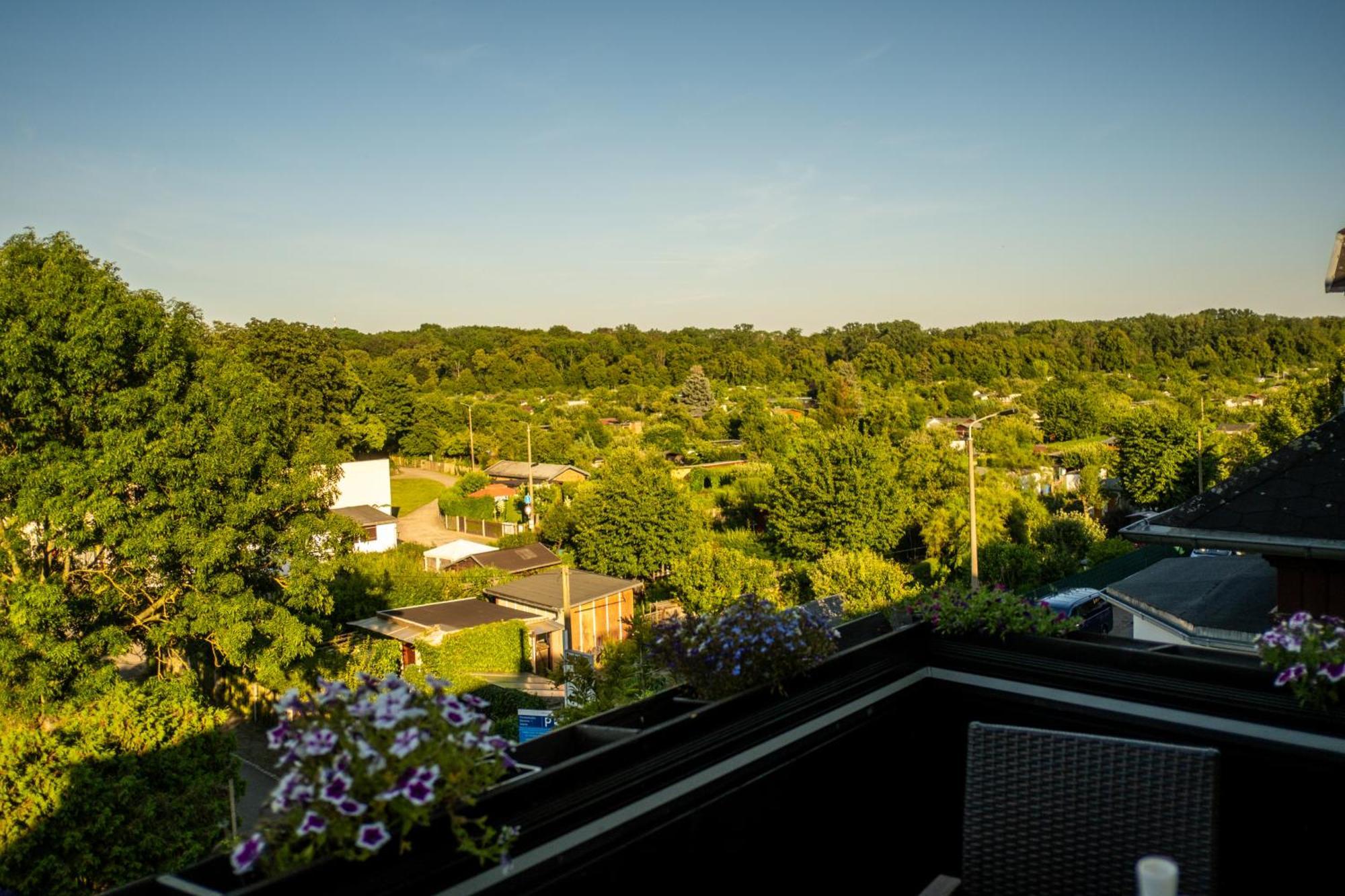 Doppelhaus- Villa Leipzig Schleussig , Moderner Altbau Apartment Dachetage Mit 2 Schlafzimmern Und Separatem Zusatzzimmer , Parkplatz - Balkon - Kamin - Eicheparkett - Arbeitsplatz Esterno foto