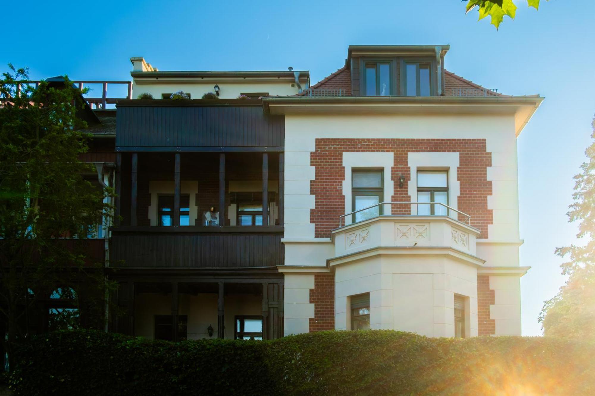 Doppelhaus- Villa Leipzig Schleussig , Moderner Altbau Apartment Dachetage Mit 2 Schlafzimmern Und Separatem Zusatzzimmer , Parkplatz - Balkon - Kamin - Eicheparkett - Arbeitsplatz Esterno foto