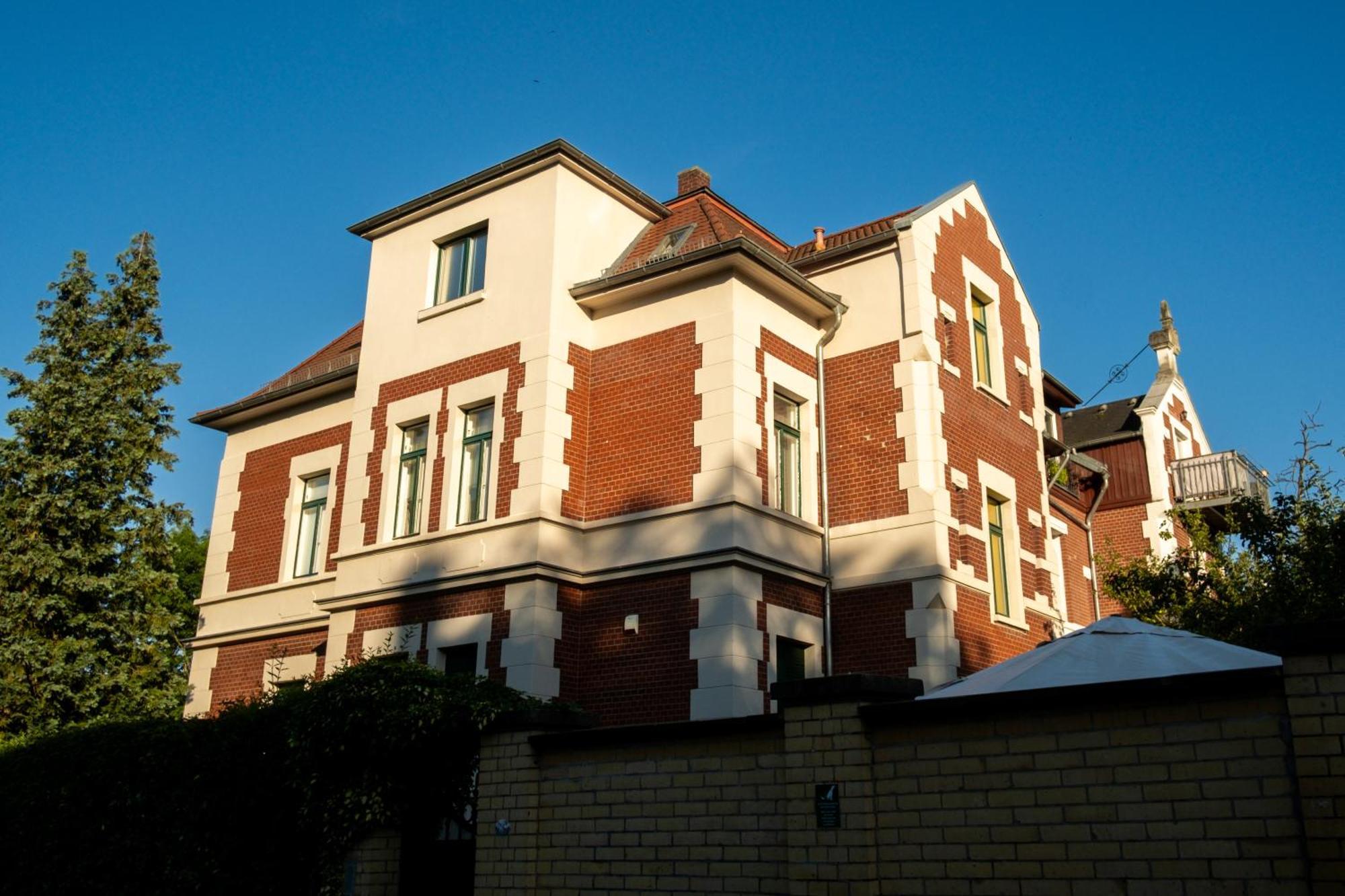 Doppelhaus- Villa Leipzig Schleussig , Moderner Altbau Apartment Dachetage Mit 2 Schlafzimmern Und Separatem Zusatzzimmer , Parkplatz - Balkon - Kamin - Eicheparkett - Arbeitsplatz Esterno foto