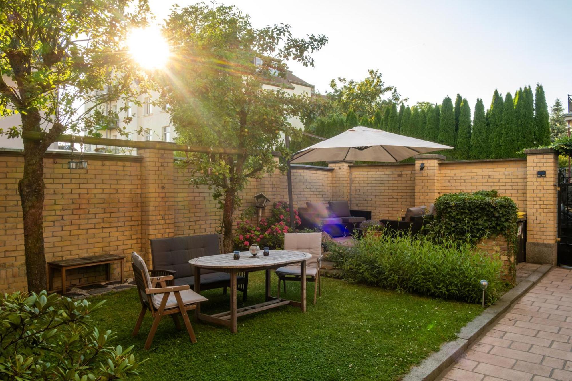 Doppelhaus- Villa Leipzig Schleussig , Moderner Altbau Apartment Dachetage Mit 2 Schlafzimmern Und Separatem Zusatzzimmer , Parkplatz - Balkon - Kamin - Eicheparkett - Arbeitsplatz Esterno foto